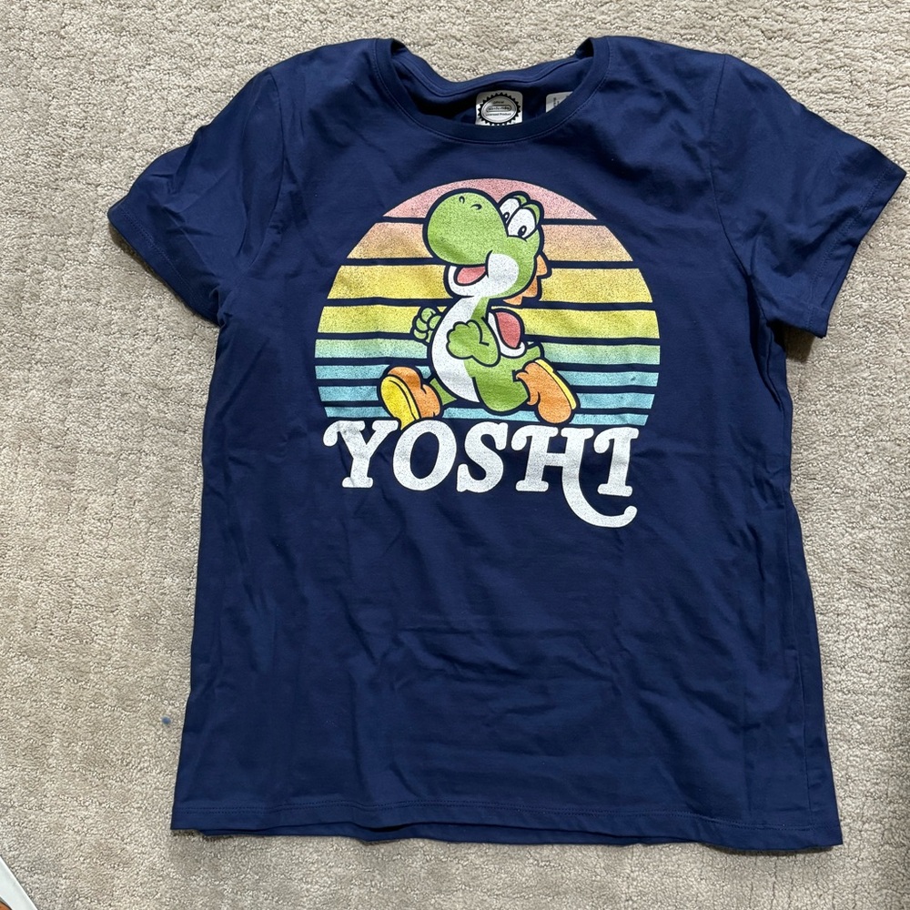 Fitted women’s L yoshi shirt